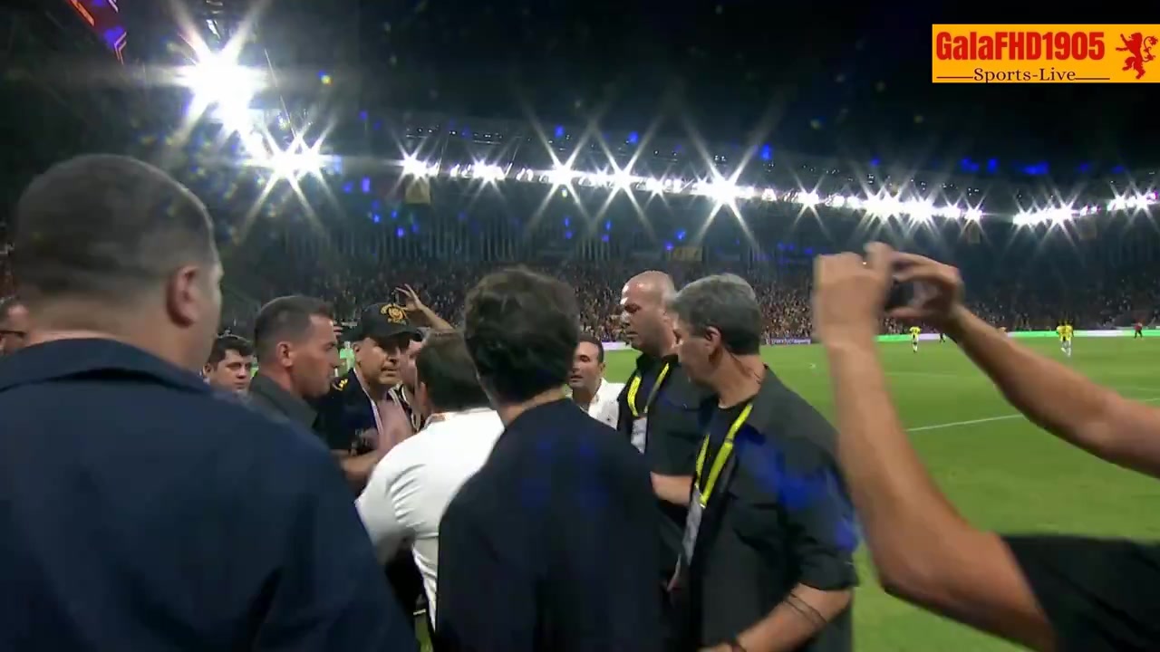 费内巴切连丢2球遭绝平 球队主席被球迷疯狂投掷杂物砸倒在地😱 费内巴切连丢2球遭绝平 球队主席被球迷疯狂投掷杂物砸倒在地😱