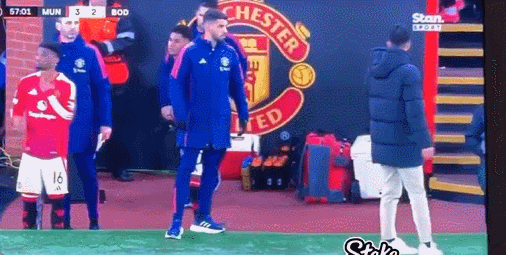 拉什福德把手套扔地上而不是给工作人员,遭球迷怒批:这个混蛋!