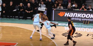 亨特扣翻+怒瞪文班却双方吃T😓NBA官方:取消文班的技犯😳