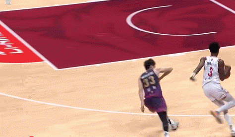 防守时掰到膝盖痛苦倒地!浙江男篮官方:吴前预计伤停一个月