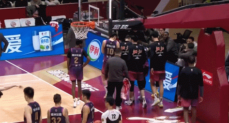 防守时掰到膝盖痛苦倒地!浙江男篮官方:吴前预计伤停一个月