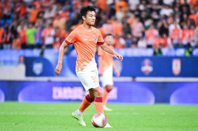 媒体人:30岁的钟晋宝成了攻守兼备的全能战士,未来能有不少机会