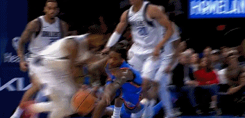 希望没事啊!卡森-华莱士拼抢中被打到面部 已返回更衣室 希望没事啊!卡森-华莱士拼抢中被打到面部 已返回更衣室