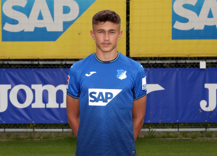 意媒:尤文与拜仁竞争霍芬海姆中场比绍夫,球员合同明夏到期