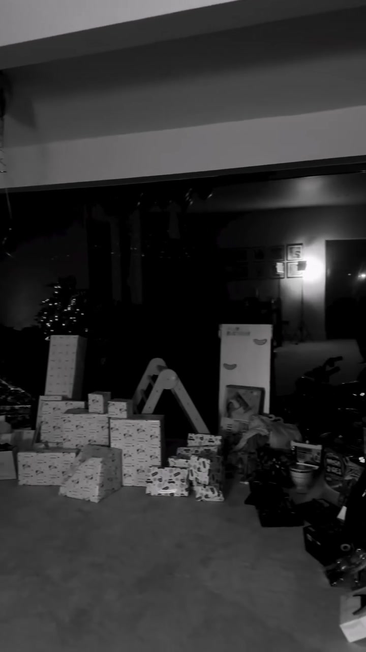 福登儿子社媒晒圣诞节拆礼物全过程，包括迷你版奔驰电动汽车