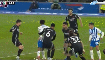 枪迷震怒!慢动作回放显示,萨利巴先顶到球再顶到人