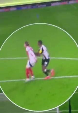 😨伊萨克将厄德高推出1米开外，后点无人贴防将球打进