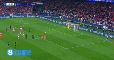 莱万本场4射2正进2球+1造良机 14对抗4成功 获评8.1分