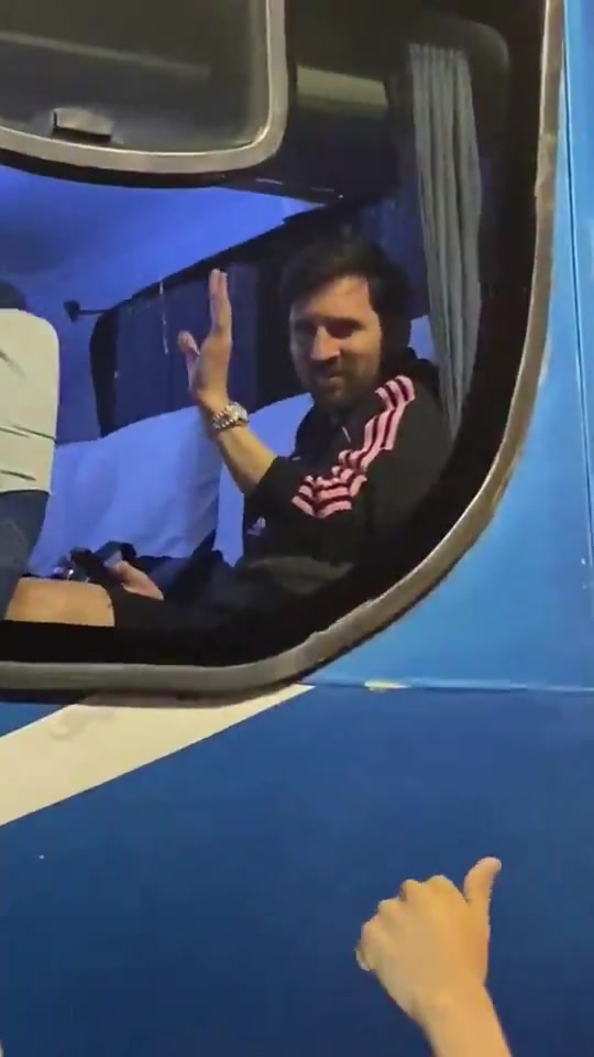 明日第二场季前赛!迈阿密全队抵达秘鲁,梅西在大巴上和球迷招手 明日第二场季前赛!迈阿密全队抵达秘鲁,梅西在大巴上和球迷招手