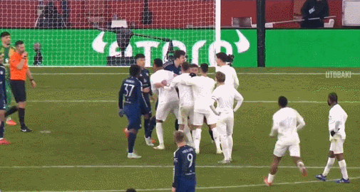 暴怒💥马奎尔怒斥哈弗茨和裁判,拉都拉不住😲最后无奈地笑了