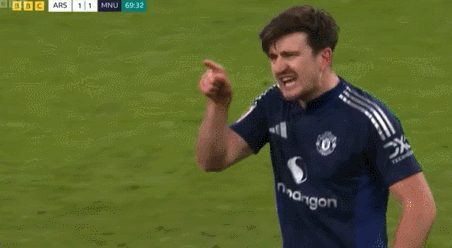 暴怒💥马奎尔怒斥哈弗茨和裁判,拉都拉不住😲最后无奈地笑了