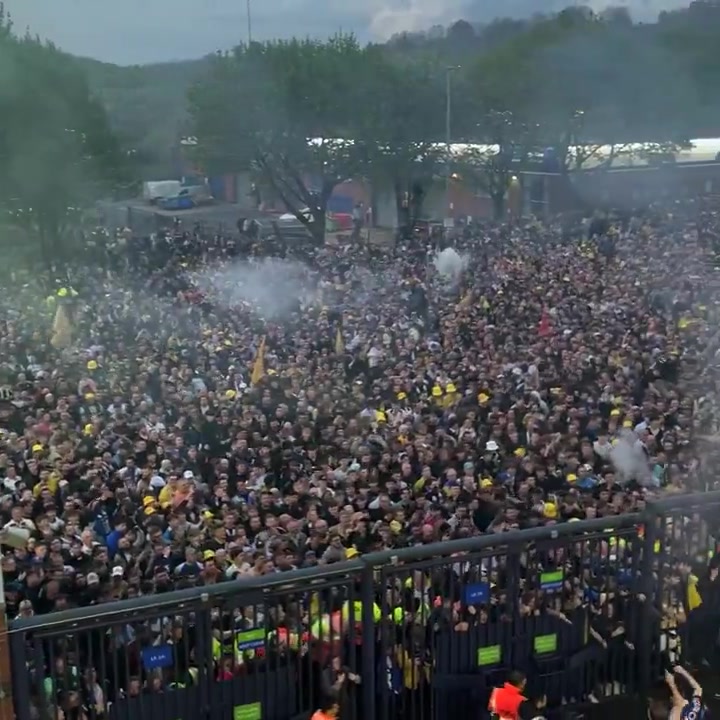 这氛围太赞了！利兹联球迷庆祝升超聚在球场外，那叫一个水泄不通