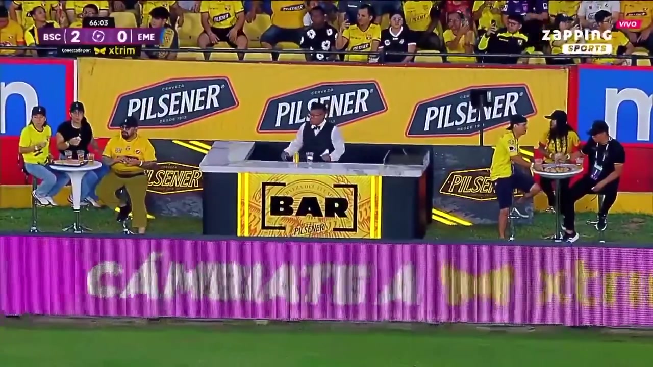 最极致的享受🍺厄瓜多尔联赛场边有吧台和服务员，边喝酒边看球