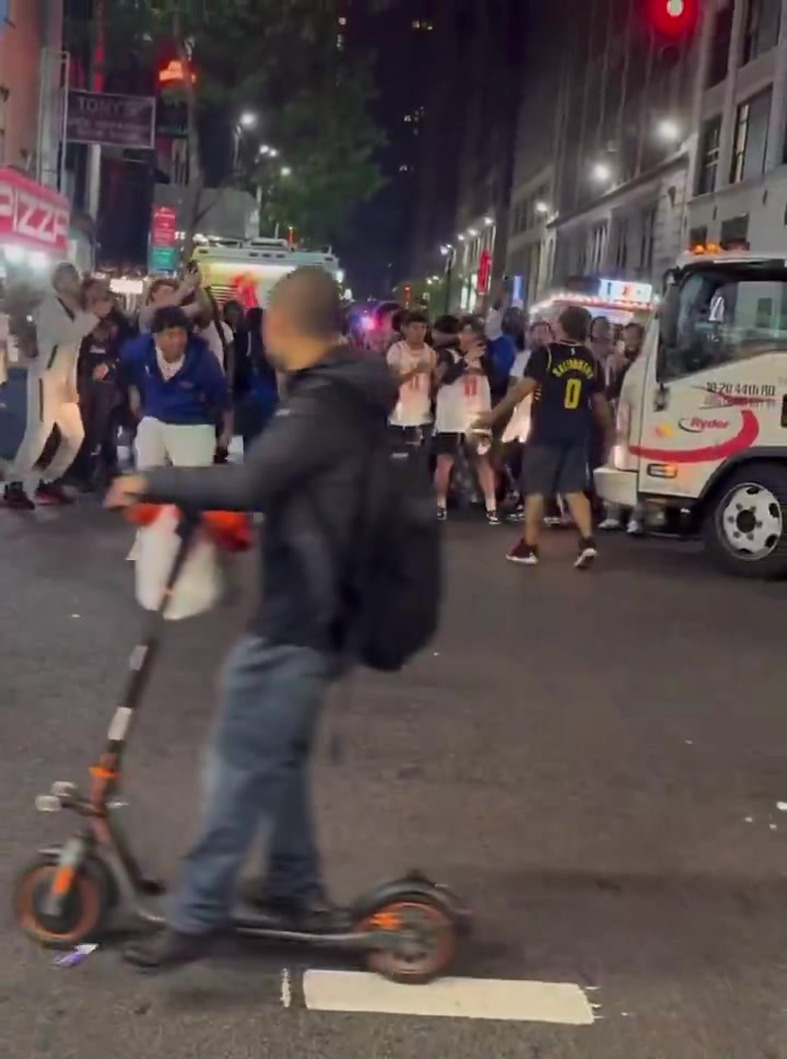 优质偶像！哈利邀请被尼克斯球迷扔垃圾袋的步行者球迷观看东决