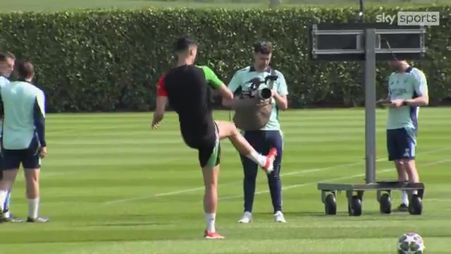 记者：梅里诺已恢复随队训练状态不错，本怀特也同样如此