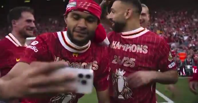 努涅斯朝身为穆斯林的萨拉赫泼香槟？事实上那是0酒精香槟饮料