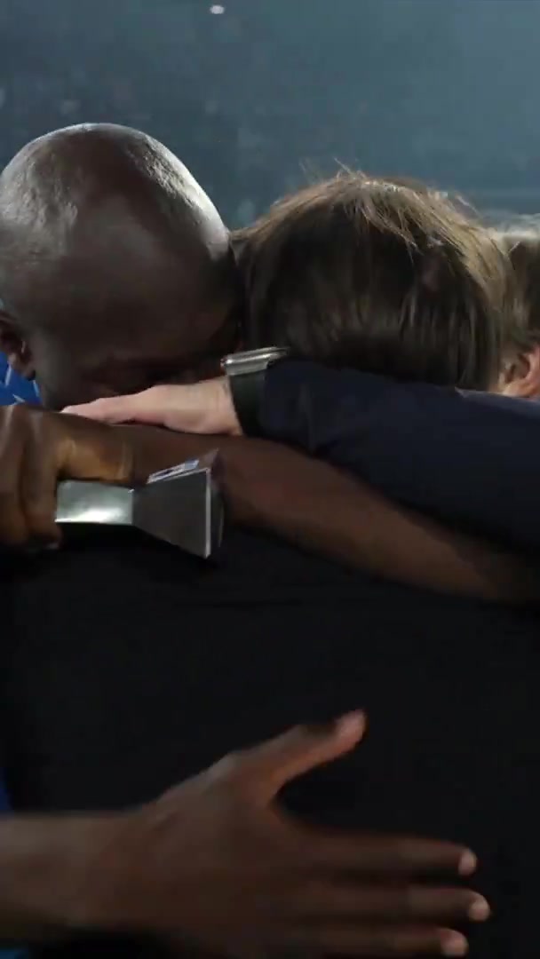 师徒情深🫂卢卡库与孔蒂紧紧相拥眼眶湿润，二人两度联手夺联赛