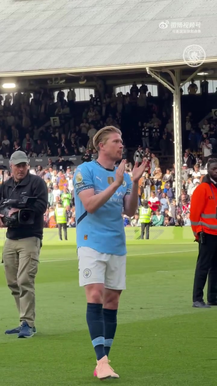 【传奇告别🥺】德布劳内英超谢幕战，赛后向球迷鼓掌致谢